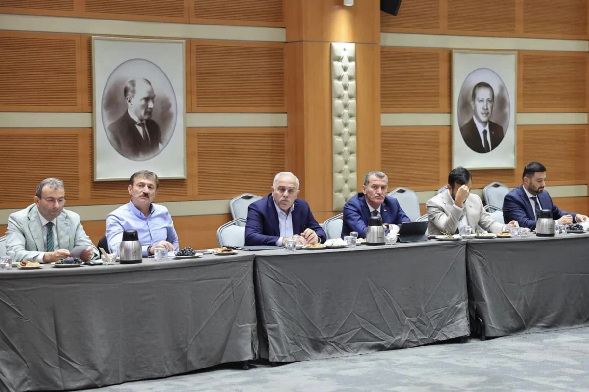 Çalışma ve Sosyal Güvenlik Bakanımız Vedat Işıkhan’ın katılımıyla belediye başkanlarımızla buluştuk