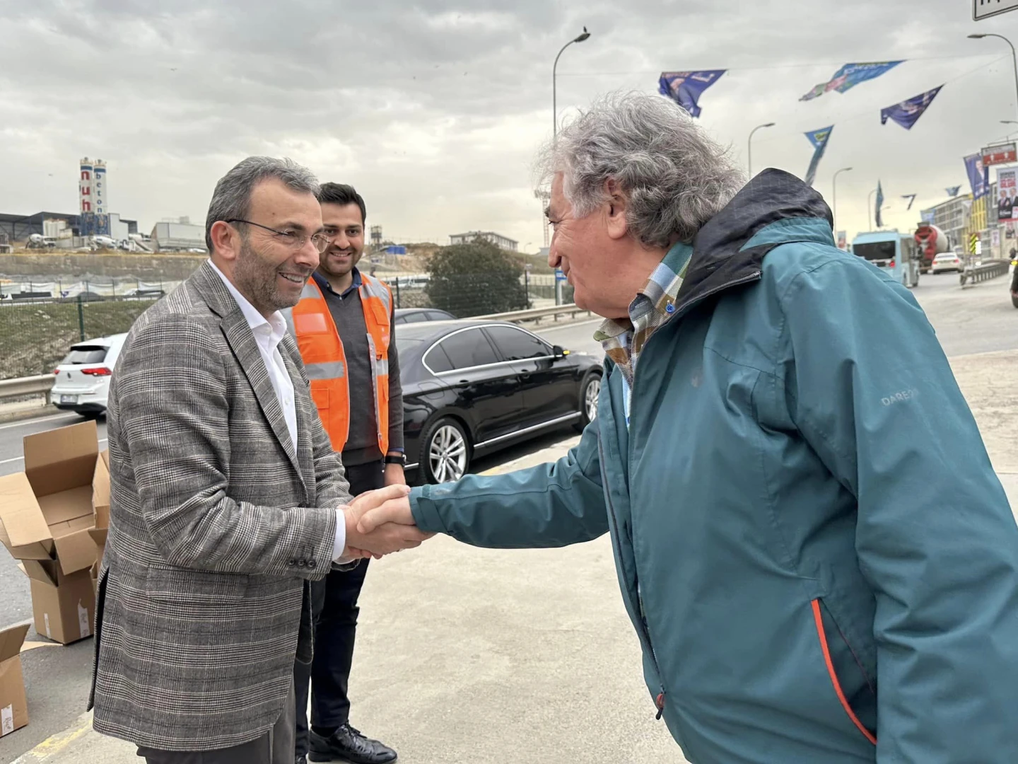 Yolda olan komşularımıza iftariyelik ikram ettik