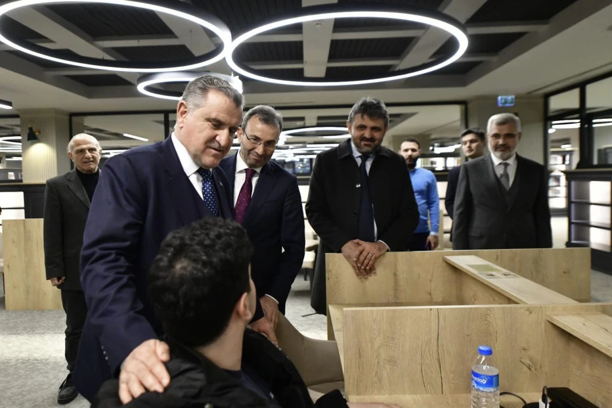 Gençlik ve Spor Bakanımız Sayın Osman Aşkın Bak ile birlikte kütüphanemizde derslerine çalışan gençlerimizi ziyaret ettik