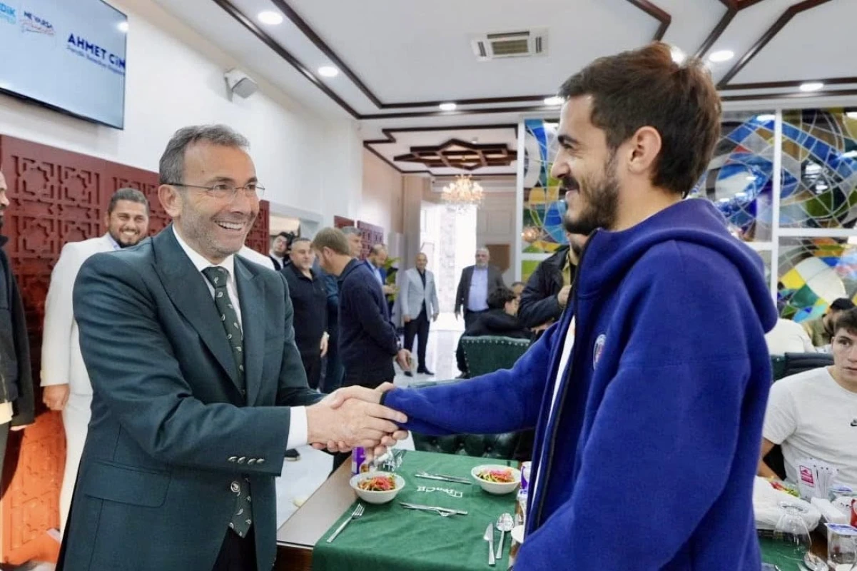 Pendiksporumuzun yönetimi, teknik ekibi ve futbolcularıyla buluştuk