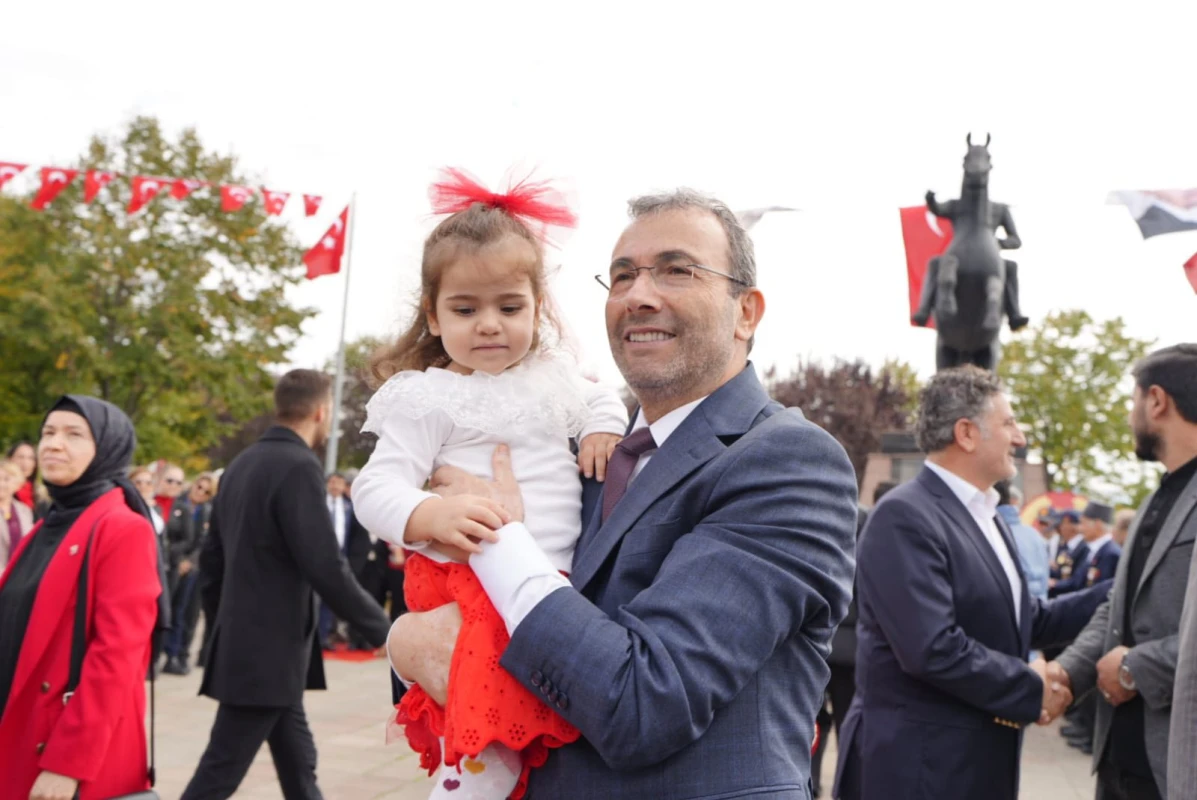 Cumhuriyet Bayramı kutlamaları kapsamında düzenlenen çelenk sunma törenine katıldık